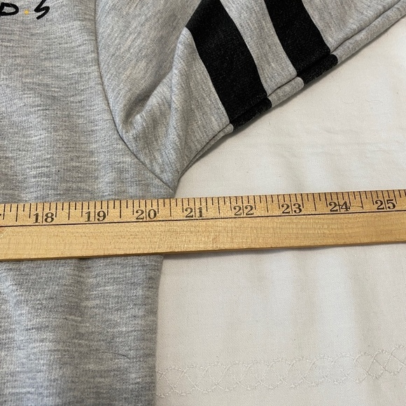 Friends TV Show Classic Gray Women's Long Sleeve Sweatshirt Size Large Sitcom - Picture 5 of 10